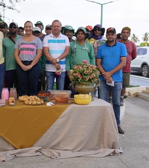 Vereadora Amanda Alves homenageia garis com café da manhã em praça pública de Igaci