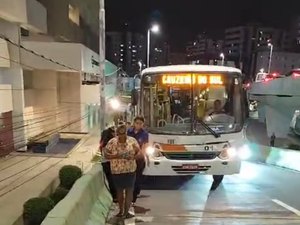 [Vídeo] Passageiros de ônibus descem do veículo para que ele consiga subir viaduto, em Maceió