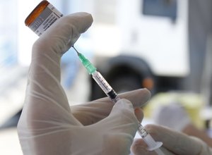 Fiocruz recebe insumo para 6 milhões de vacinas neste sábado
