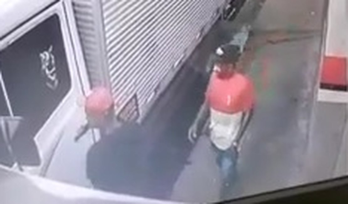 [Vídeo] Dupla arromba caminhão e rouba pertences de motorista em Arapiraca