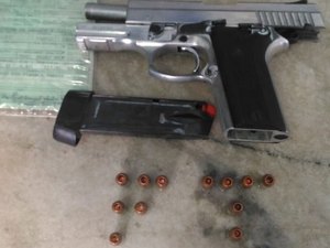 Jovem é preso com pistola de uso restrito e diversas munições em Maceió