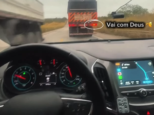 Vídeo de caminhão auxiliando ultrapassagem de carro encanta internautas