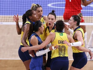 Brasil supera Turquia e conquista bronze no vôlei feminino em Paris