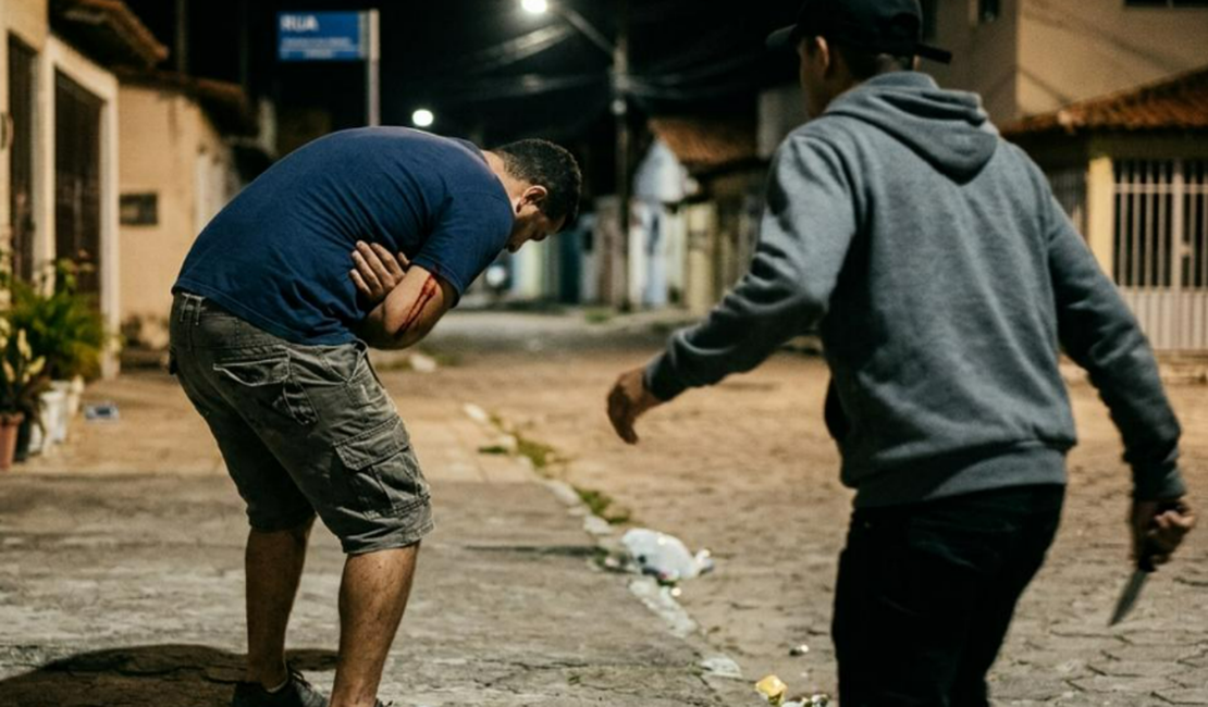 Homem é esfaqueado após discussão por dívida em Maceió