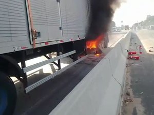 [Vídeo] Carreta é atingida por incêndio na AL 110 em Arapiraca