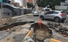 Chuvas abrem buraco na Ponta Verde e colocam motoristas em risco 