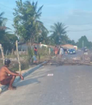 Moradores bloqueiam AL-105 em protesto contra falta de água e energia, em Penedo