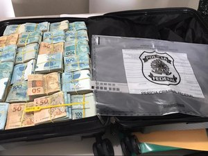 PF apreende mala de dinheiro em residência de servidora em Arapiraca