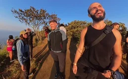 Jon, o poliglota das trilhas surpreende estrangeiros no Rio