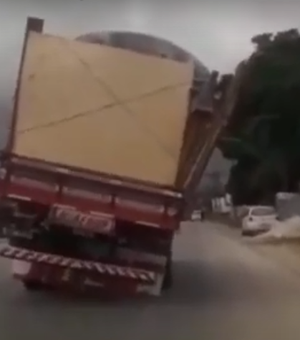 [Vídeo] Caminhão sobrecarregado pende durante trajeto na AL-110 e assusta motoristas