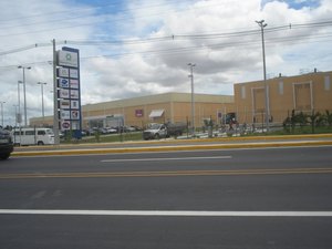 Motorista embriagado perde o controle da direção e causa acidente próximo a shopping