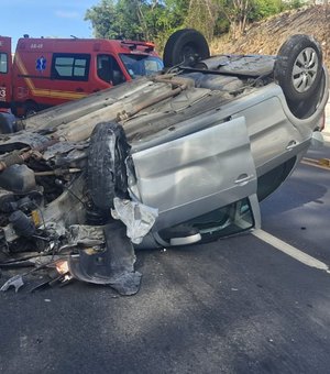 [Vídeo] Jovem fica ferido após bater em poste e carro capotar na Av. Governador Lamenha Filho