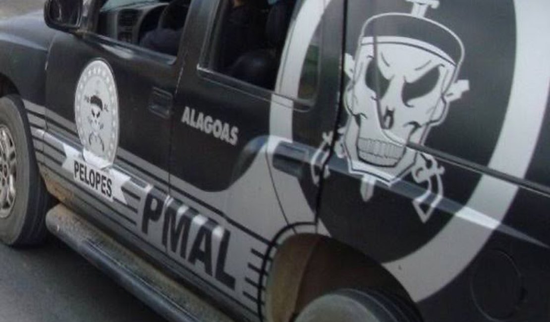 Jovem tenta fugir de blitz em Arapiraca e é flagrado com maconha