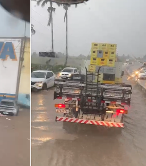 Volume de chuva impressiona e encobre pista no bairro Boa Vista, em Arapiraca
