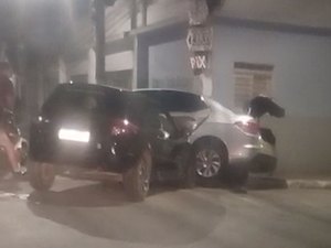 Motorista avança semáforo é causa colisão em cruzamento de Arapiraca