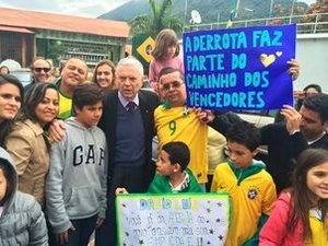 Marin aparece na Granja Comary para apoiar jogadores