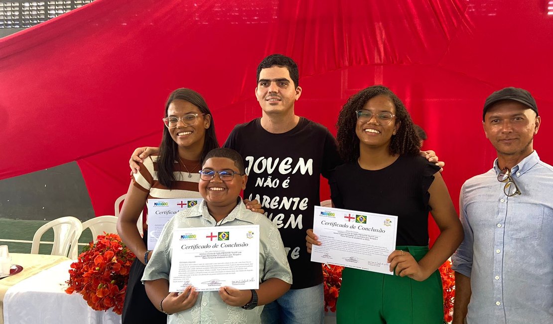 Jovens de Maragogi recebem certificado de formação em inglês