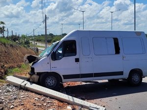 Jovem de 21 anos fica ferido após colisão entre van e poste na Rota do Mar