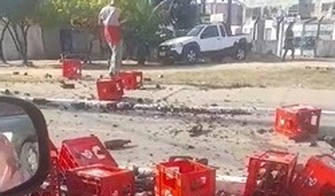 [Vídeo] Grades de cerveja caem de veículo em rotatória no Benedito Bentes