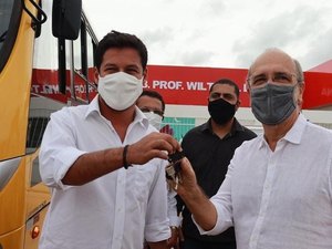 Em Penedo, Rodrigo entrega ônibus e visita creche e hospital que receberam recursos de seu mandato