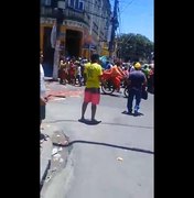 Ambulantes e fiscais da Prefeitura entram em confronto no Centro de Maceió