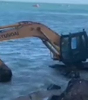 [Vídeo] Retroescavadeira quebra e acaba engolida por mar na Praia da Jatiúca