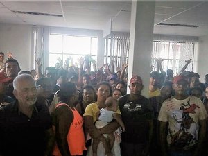 Pescadores ocupam agência no INSS para cobrar pagamento de seguro