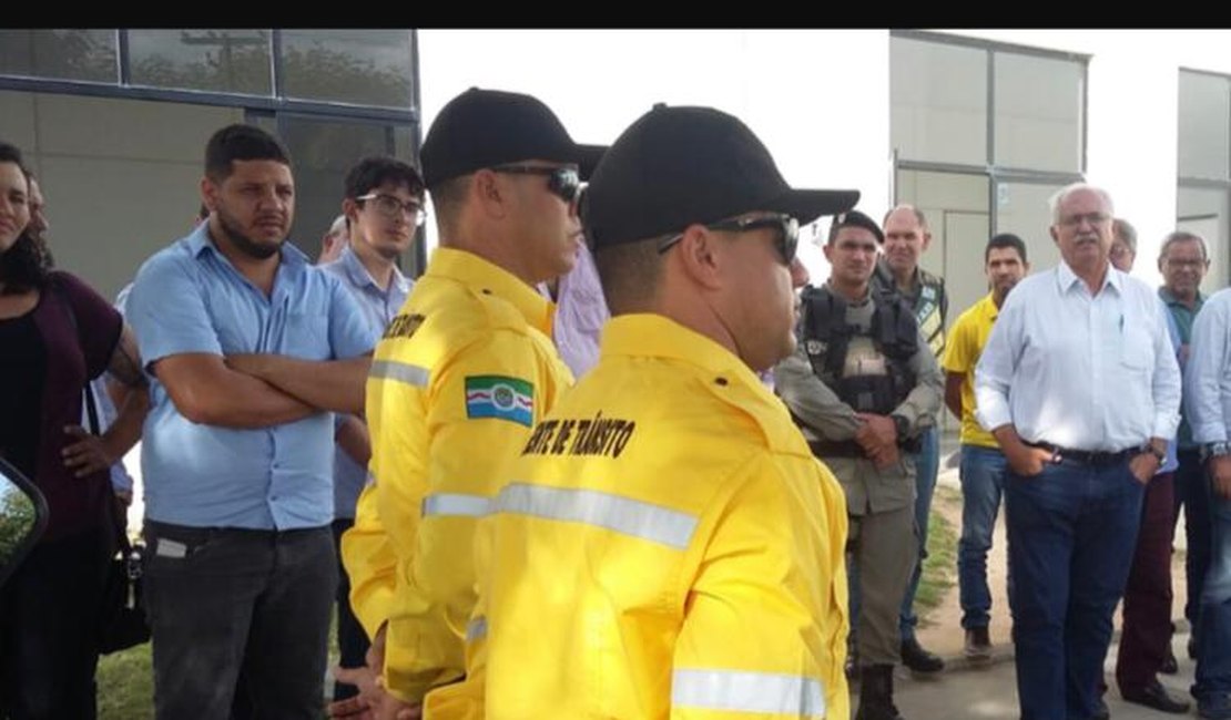 Prefeitura usa fardamento emprestado para apresentar novo uniforme dos agentes de trânsito 