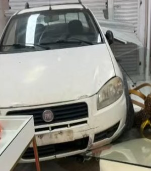 Carro invade e destrói loja no Jacintinho durante a madrugada; lata de cerveja foi encontrada no veículo