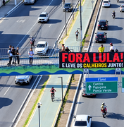 Vereador bolsonarista estende faixa contra Lula e Calheiros em Maceió