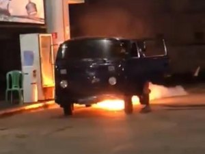 [Vídeo] Kombi pega fogo dentro de posto de combustíveis, em Arapiraca