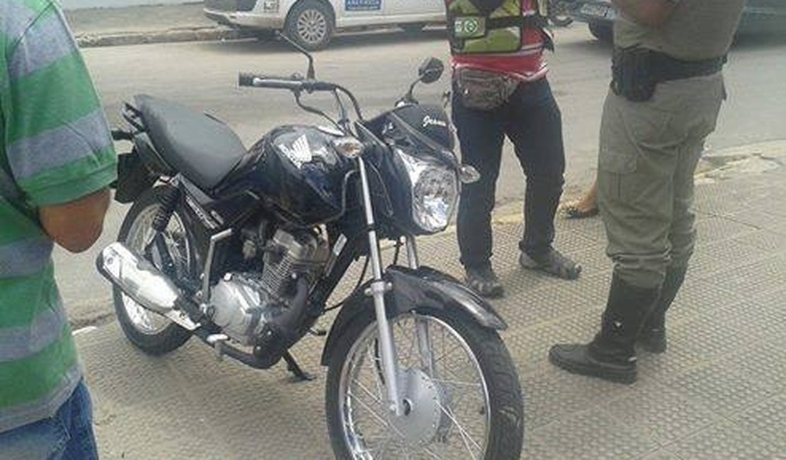 Colisão entre carro e moto deixa trânsito lento na rua São Francisco