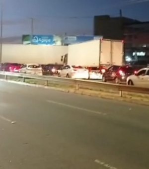 Caminhoneiro se nega a transportar carga sem documento e dono de sucata joga pedra no para-brisa do veículo