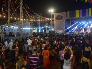 Maceioenses e turistas festejam noite de São João em Jaraguá