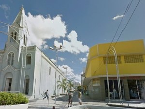 Morador de rua é espancado enquanto dormia ao lado de igreja