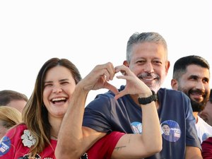 Ao lado de Arthur Lira, Ceci percorre o Vergel em carreata