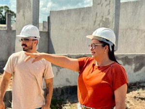 Edilza Alves visita canteiro de obras onde está sendo construída uma moderna escola em Lagoa da Canoa