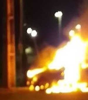 Incêndio destrói dois veículos e atinge mais um em Maceió 
