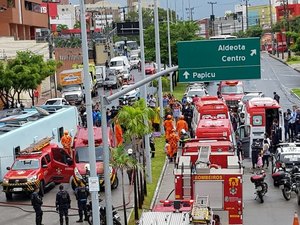Ônibus tomba em avenida e deixa 30 feridos em Fortaleza