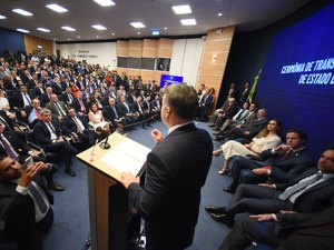 Bandeira branca: Marx Beltrão prestigia posse de Renan Filho no Ministério dos Transportes