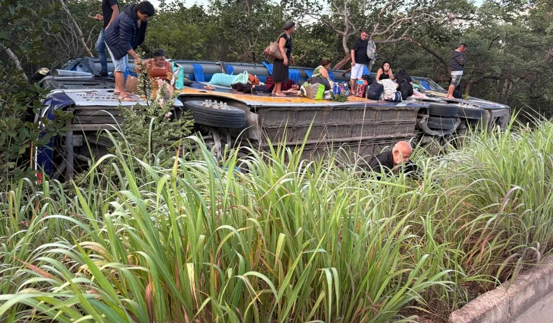 Empresa atualiza estado de saúde de feridos em acidente com ônibus em Minas Gerais