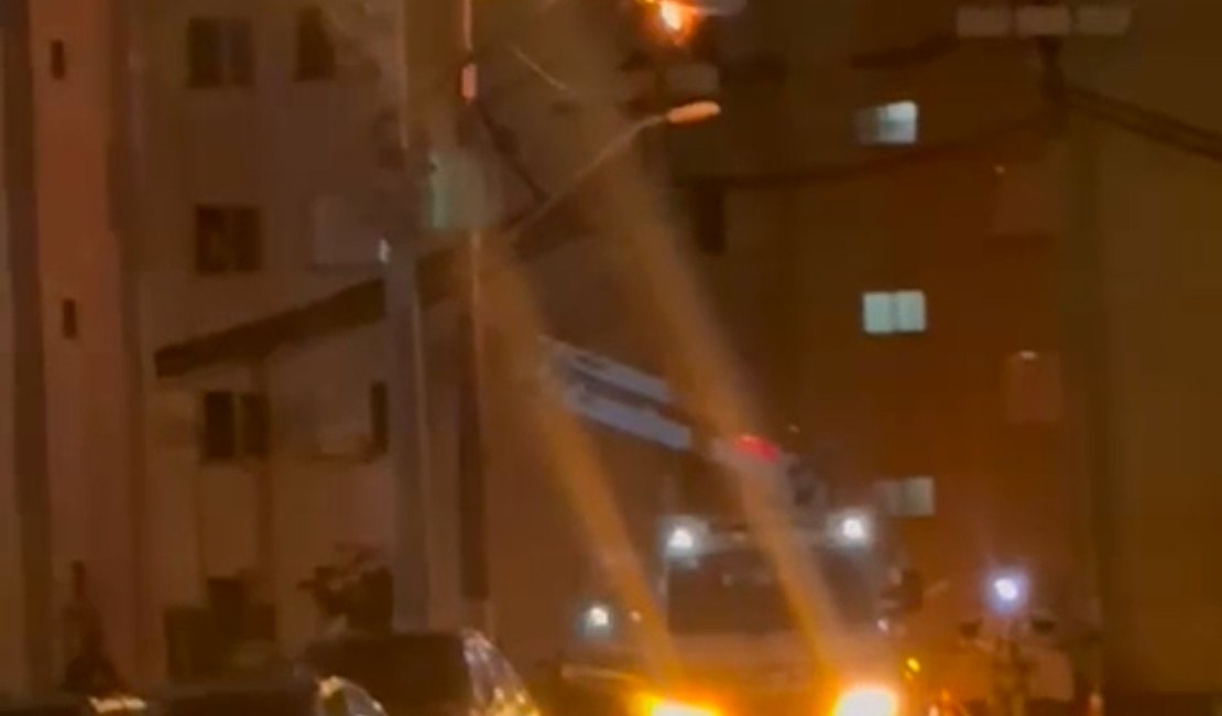 [Vídeo] Incêndio em fiação de poste de energia assusta moradores no Vale Bentes
