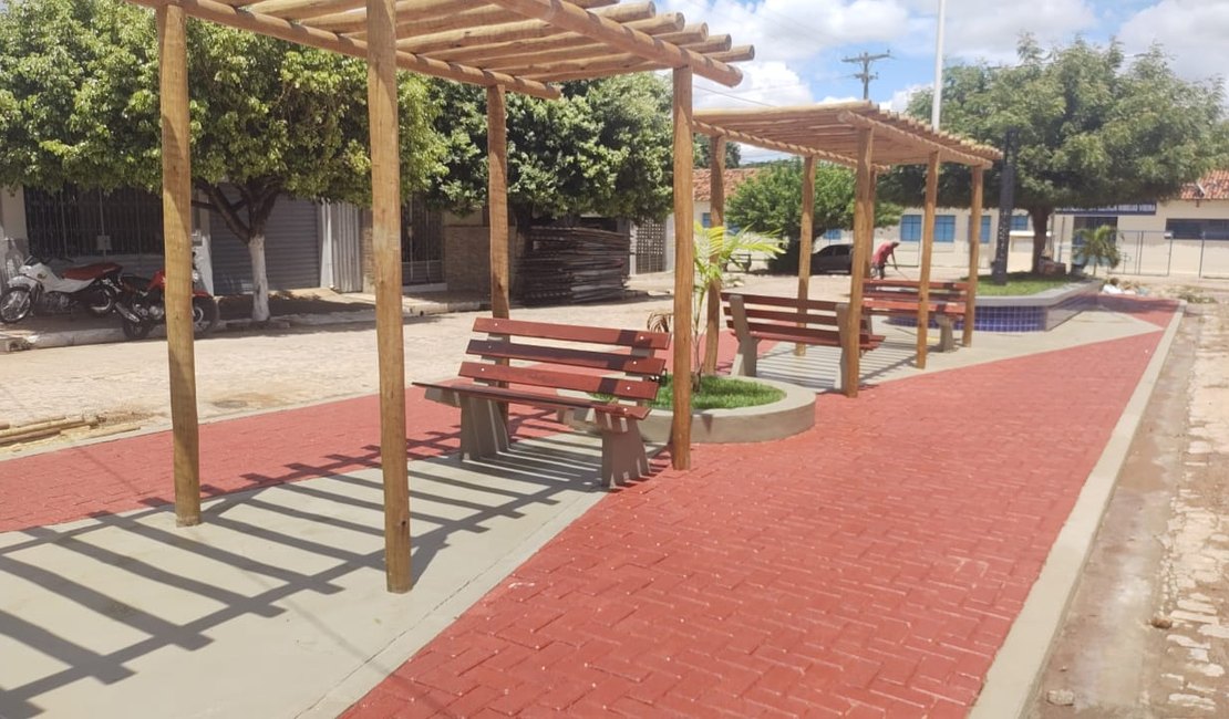 Prefeitura entrega revitalização da Praça Lili Barros neste sábado (6)