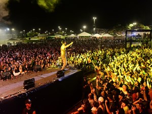 [Vídeo] Multidão lota a Orla da Perucaba na abertura do São João da Capital do Agreste alagoano