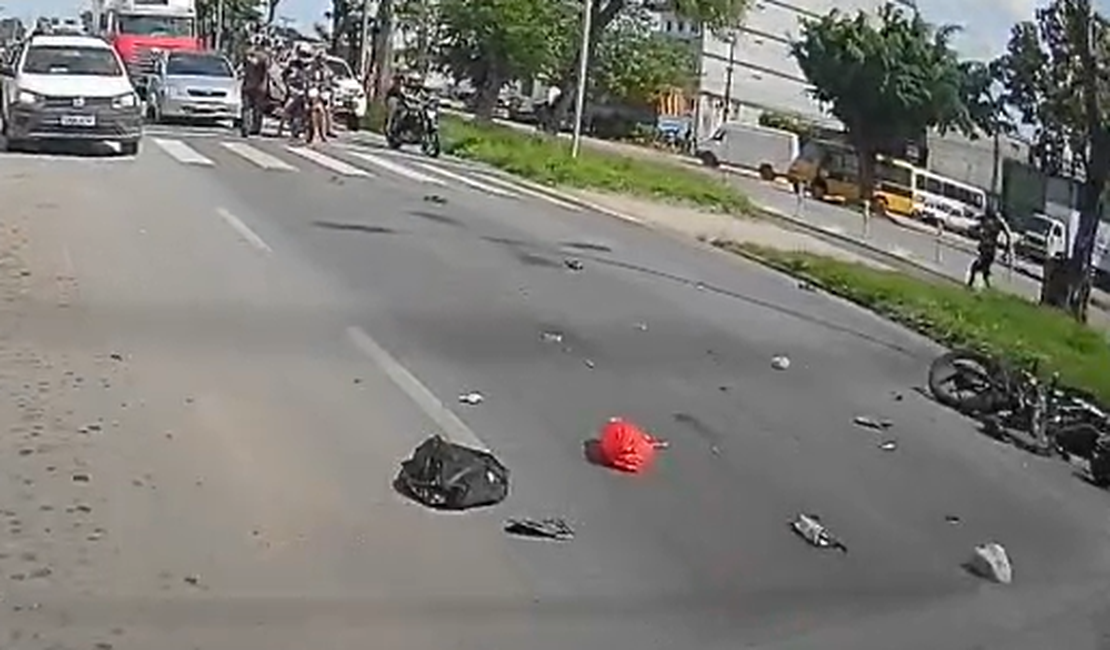 Motociclista atropela mulher com criança no colo na faixa pedestre em Rio Largo