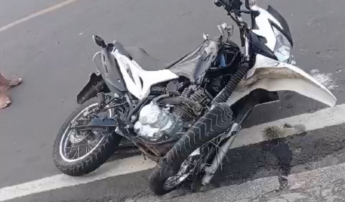 Jovem fica ferida em acidente de moto no centro de Delmiro Gouveia