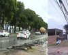 Duas batidas contra postes provocam trânsito e queda de energia na parte alta de Maceió