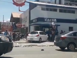 [Vídeo] Carro quase invade agência bancária após colisão na Jatiúca