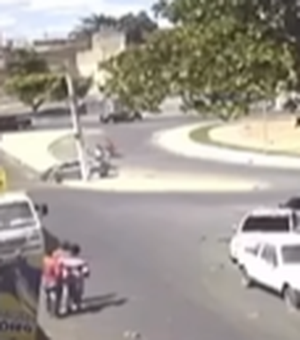 Homem perde controle de veículo e colide contra poste, em Arapiraca