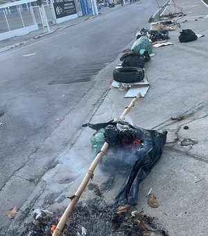 Protesto é registrado na Praça Sinimbu, em Maceió; via foi interditada